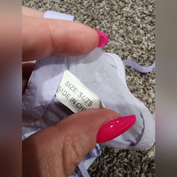 Bra. Believe size is 34C - Picture 2 of 2